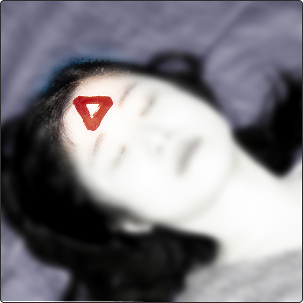 額に三角形の印が血で描かれている写真